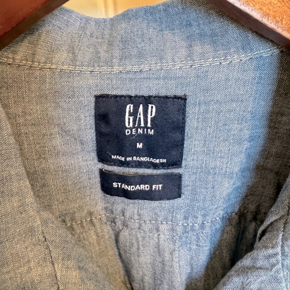 Gap Men’s denim button down - Picture 2 of 3
